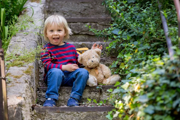 Niedlicher Kleiner Junge Der Mit Teddybär Auf Einer Treppe Sitzt — Stockfoto