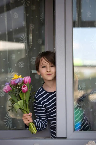 Enfant Garçon Tenant Des Fleurs Tulipes Roses Cachant Derrière Fenêtre — Photo