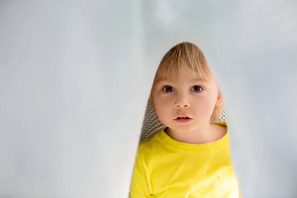 Kleiner Junge Mit Gelbem Hemd Versteckt Unter Einer Decke Lächelt — Stockfoto