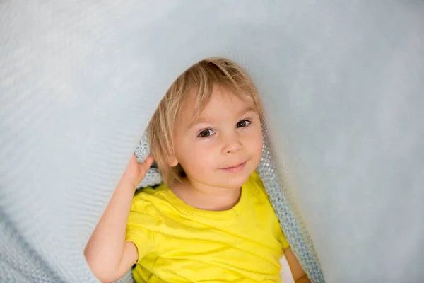 Pequeño Niño Con Camisa Amarilla Escondido Debajo Manta Sonriendo Felizmente —  Fotos de Stock