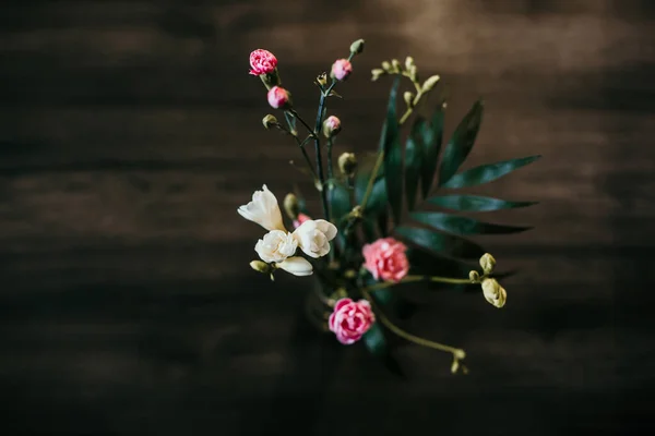 Bellissimi Garofani Fiore Vaso Sfondo Marrone Legno — Foto Stock