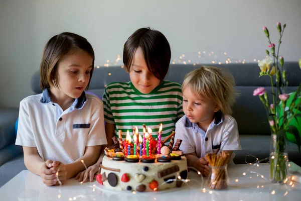 甘い子供 上にチョコレートの多くと自家製の誕生日ケーキで彼の誕生日を迎えます クッキーとイチゴ — ストック写真