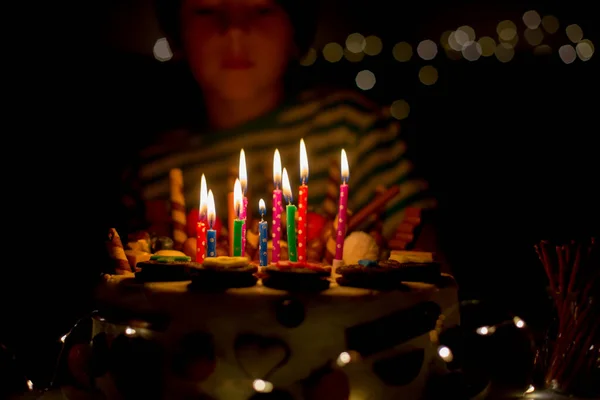 Süßes Kind Feiert Seinen Geburtstag Mit Selbstgebackenem Geburtstagskuchen Mit Viel — Stockfoto
