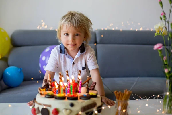Doce Criança Celevrating Seu Birhtday Com Bolo Aniversário Caseiro Com — Fotografia de Stock