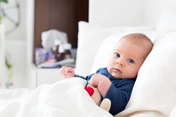 Bebe Garcon Nouveau Ne Mignon Couche Dans Le Lit Avec Froid Mere Chaleur Stock Photo