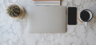 Laptop bilgisayarı ve ofis malzemeleri mermer masa arkasında modern çalışma alanının en üst görüntüsü 