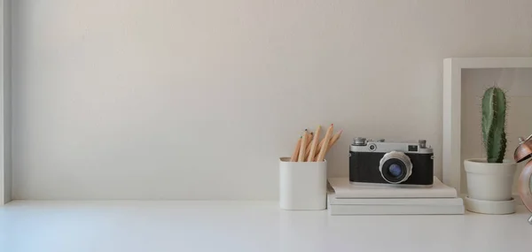 Lieu de travail minimal avec espace de copie et fournitures de bureau sur table en bois blanc et fond mural rose — Photo