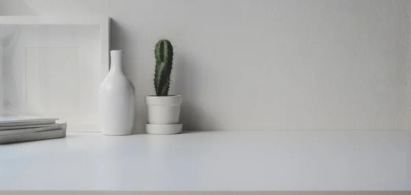 작은 사무실 방에 복사 공간 과장 식물들이 있는 흰 나무 탁자와 선인장 단지 가 있다 — 스톡 사진