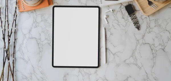 Fotografia aérea do espaço de trabalho moderno com tablet digital e material de escritório no fundo da mesa de mármore — Fotografia de Stock