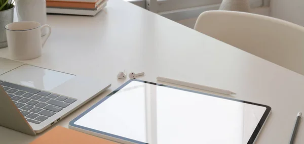 태블릿, 노트북 컴퓨터 및 사무실 공급 과 편안 한 작업 공간의 샷을 뽑아 윈도우 옆에 흰색 테이블에 — 스톡 사진