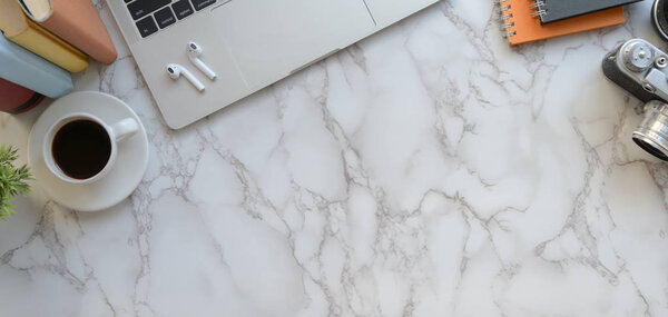 Overhead shot of modern photographer workspace with laptop computer and office accessories on marble background — Stock Image Overhead shot of modern photographer workspace with laptop computer and office accessories on marble background Stock Image
