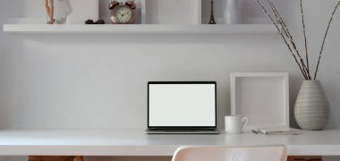 Boş dizüstü bilgisayarı olan en az çalışma alanı ve çerçeve modelleme