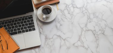 Laptop bilgisayarı ve ofis malzemeleri mermer masa arkasında modern stil işyeri manzarası 