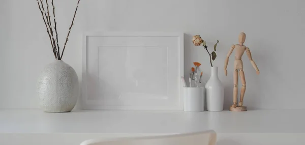 Minimalny pokój z ramą makiety z ceramicznymi dekoracjami na białym stole z białym tłem ściany — Zdjęcie stockowe
