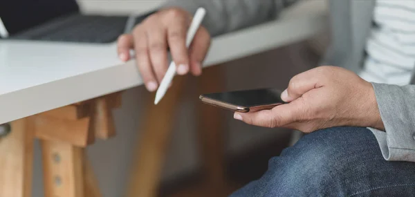 Cropped shot of professional businessman using his smartphone — ストック写真