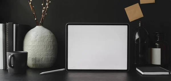 Salle de bureau à la mode avec tablette numérique à écran blanc avec fournitures et décorations de bureau — Photo