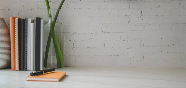 Minimalt kontorsrum med kontorsmaterial och kopieringsutrymme på vitt träbord och vit tegelvägg bakgrund — Stockfoto