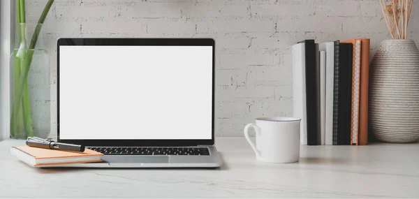 Recorte de computadora portátil con libros y suministros de oficina con taza de café en el lugar de trabajo cómodo —  Fotos de Stock