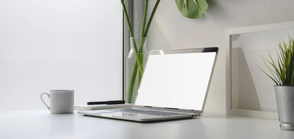 空白の画面のラップトップコンピュータとコーヒーカップで職場のクローズアップビュー — ストック写真