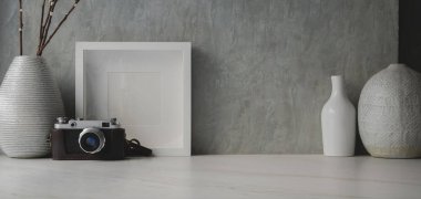 Seramik vazo süslemeleri ve fotokopi alanı olan çerçeve ve kamera ile en az çalışma alanı 