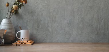 Ofis malzemeleri ile kuru güller ve ahşap masa üzerinde kopya alanı ile klasik çalışma alanı 