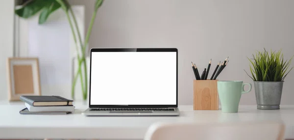 Close-up widok komfortowego miejsca pracy z otwartym pustym ekranem laptop komputer i materiały biurowe — Zdjęcie stockowe