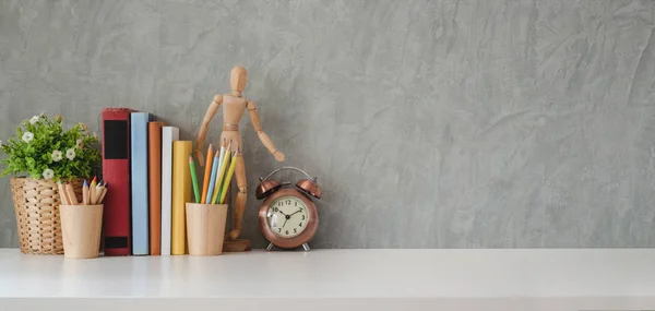 Local de trabalho na moda com material de escritório e espaço de cópia na mesa branca e fundo de parede cinza loft — Fotografia de Stock