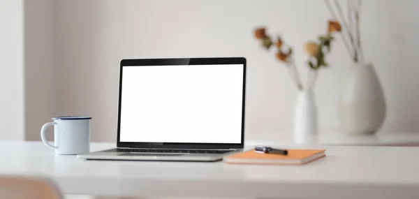 Fotografie decupată de la locul de muncă modern cu laptop deschis cu consumabile de birou și decorațiuni de vază — Fotografie, imagine de stoc
