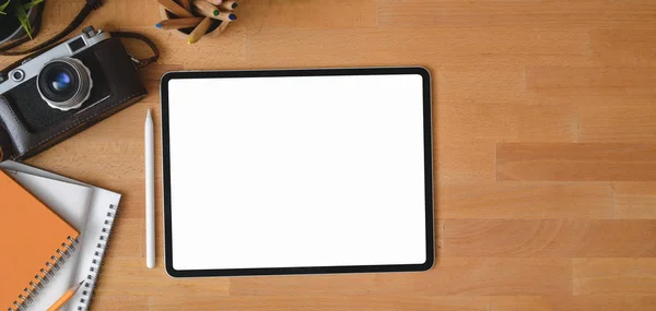 Vista aérea del lugar de trabajo contemporáneo con la tableta digital de pantalla en blanco en la mesa de madera —  Fotos de Stock