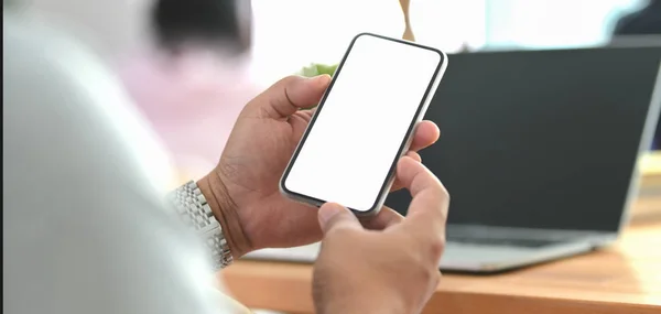 Beskuren bild av affärsman som håller blank skärm smartphone i moderna kontorsrum — Stockfoto