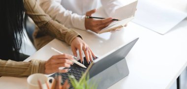 Modern ofis odasında tablet kullanırken profesyonel iş ekibinin projeyi tartışırken yakın plan görüntüsü 