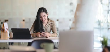 Modern ofis odasında projesinde çalışan genç ve güzel grafik tasarımcısının portresi. 