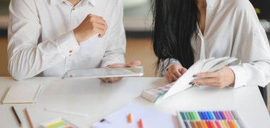 Modern işyerinde projeyi tartışan profesyonel grafik tasarımcı ekibinin yakın plan görüntüsü 