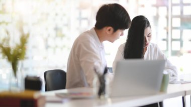 Modern ofis odasında projeleri üzerinde çalışan profesyonel tasarımcı takımının yakın plan görüntüsü 