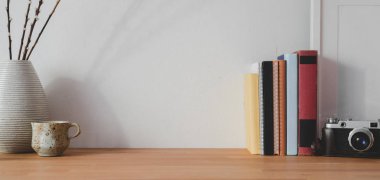 Ahşap masa üzerinde fotokopi alanı ve ofis malzemeleri olan rahat çalışma alanının yakın görüntüsü 