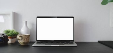 Ofis malzemeleri ve modern ofis odasındaki kopyalama alanının olduğu boş ekran bilgisayar görüntüsü. 