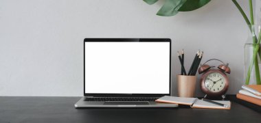 Modern ofis odasındaki ofis malzemeleriyle birlikte boş bilgisayarın yakın görüntüsü 