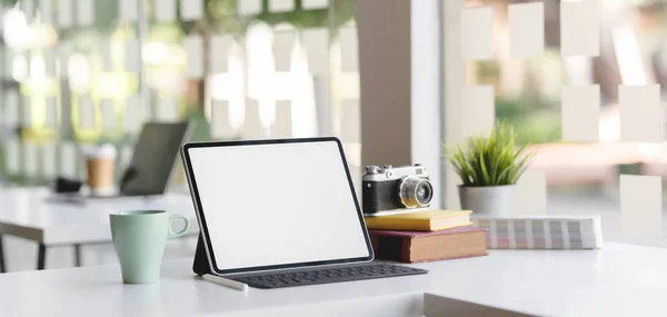 Μοντέρνο γραφείο με κενή οθόνη tablet, κάμερα και προμήθειες γραφείου σε λευκό τραπέζι — Φωτογραφία Αρχείου