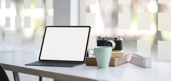 Ritagliato colpo di moderno posto di lavoro di design con tablet schermo bianco su tavolo in legno bianco con forniture per ufficio — Foto Stock