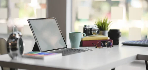 Close-up weergave van comfortabele ontwerper werkplek met blanco scherm tablet en kantoorbenodigdheden op witte tafel — Stockfoto