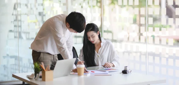 현대 사무실에서 함께 새로운 프로젝트를 편집하는 두 명의 성공적 인 디자이너 팀 — 스톡 사진