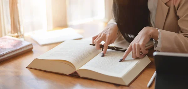 Vista de cerca de la apasionada empresaria que trabaja en su proyecto mientras busca información de los libros — Foto de Stock