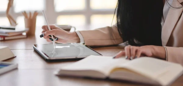 Recorte de la joven empresaria que trabaja en su estrategia con la tableta en un lugar de trabajo cómodo — Foto de Stock