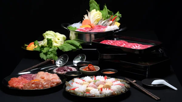 Conjunto de shabu shabu en olla caliente, carne fresca en rodajas, mariscos y verduras con fondo negro, estilo japonés hotpot — Foto de Stock