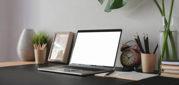 Tiro recortado de computador portátil de tela em branco aberto com material de escritório na sala de escritório moderna — Fotografia de Stock