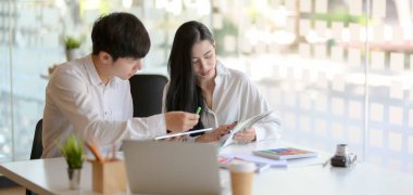 Genç tutkulu grafik tasarımcı takımı modern iş yerinde kavramları tartışıyor.