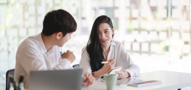 Genç profesyonel tasarımcı takımı, modern ofis odasında fikir kavramlarını tartışıyor. 