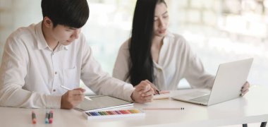 Genç profesyonel tasarımcı modern ofis odasında konsept üzerinde çalışıyor. 