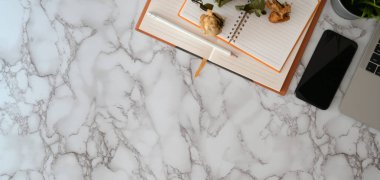 Ofis malzemeleri ve mermer masa arkasında fotokopi alanı olan modern iş yeri manzarası 