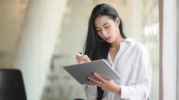 Porträt einer erfolgreichen asiatischen Geschäftsfrau mit digitalem Tablet im modernen Büroraum — Stockfoto